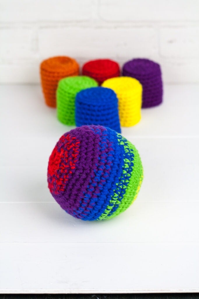 A quick crochet toy can keep the kids busy for hours. Use the free crochet pattern to make a minimalist bowling game for the kids.