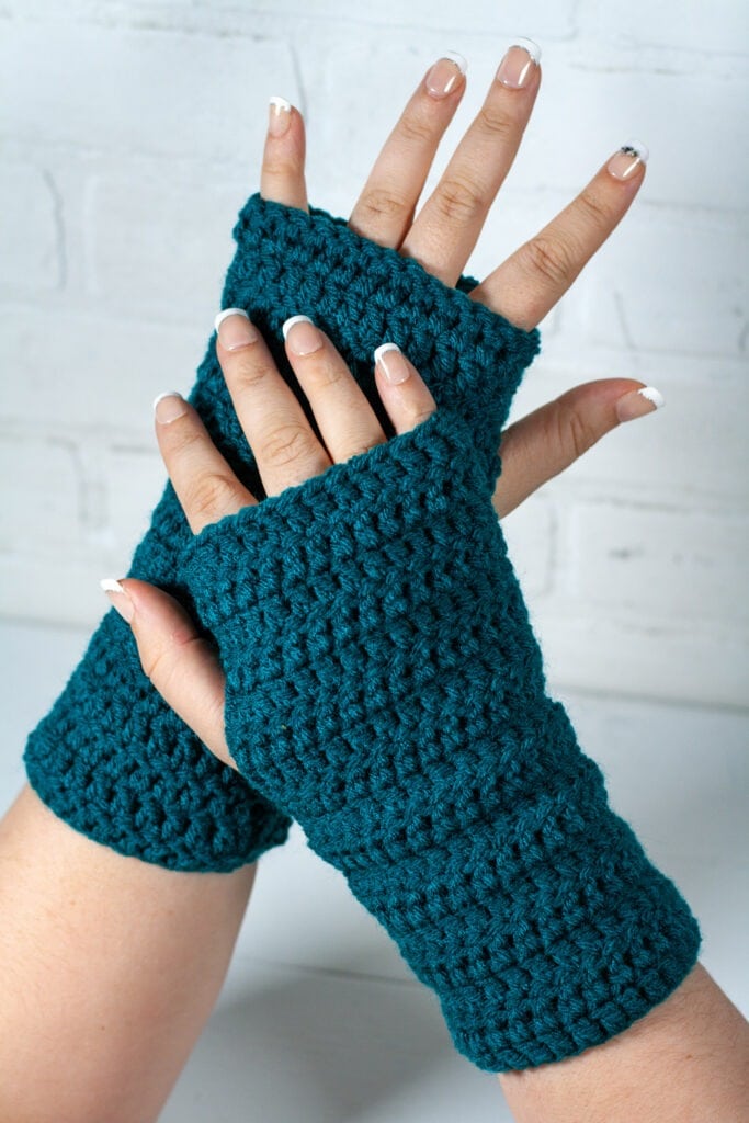 This free crochet pattern is perfect for beginners. This crochet fingerless mitts pattern is easy to follow and makes a perfect quick and easy gift.