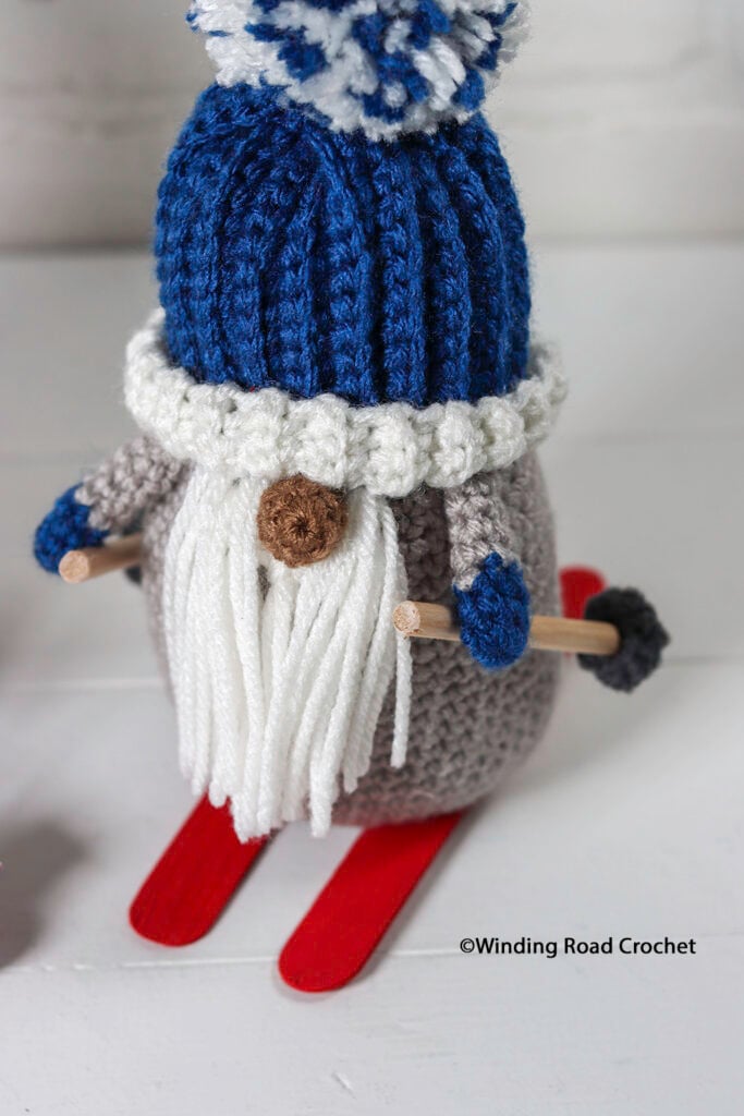 This crochet skiing gnome will make a great winter decoration. Follow the free crochet pattern and video tutorial series.