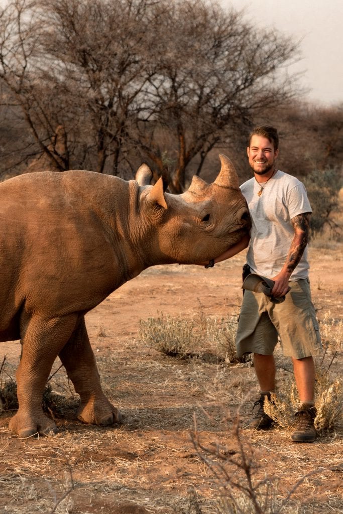 Sebastian Hilpert mit einem Spitzmaulnashorn in Namibia - Würzburger Stadtmagazin LIEBE NACHBARN