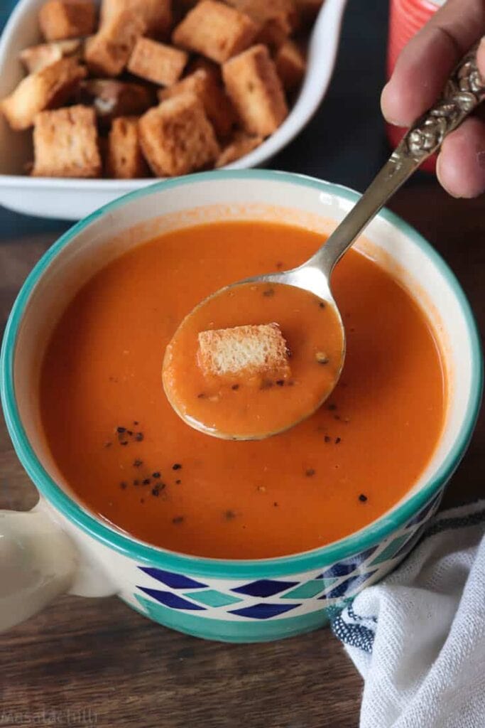 Creamy tomato soup with bread croutons