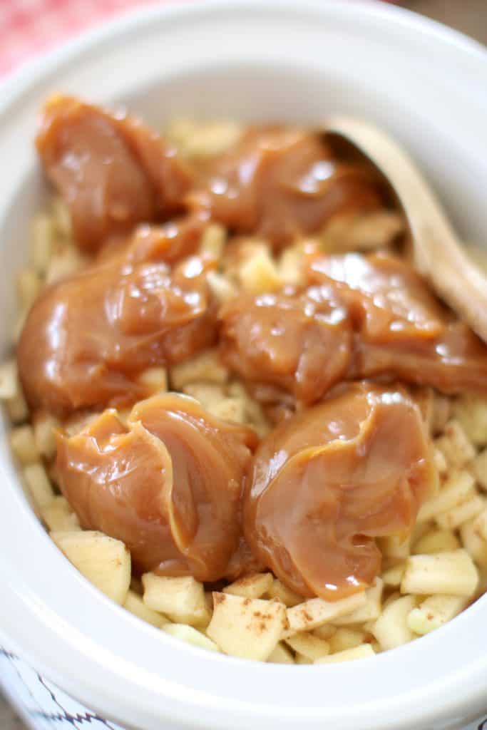 sliced green apples, cinnamon and caramel in crock pot