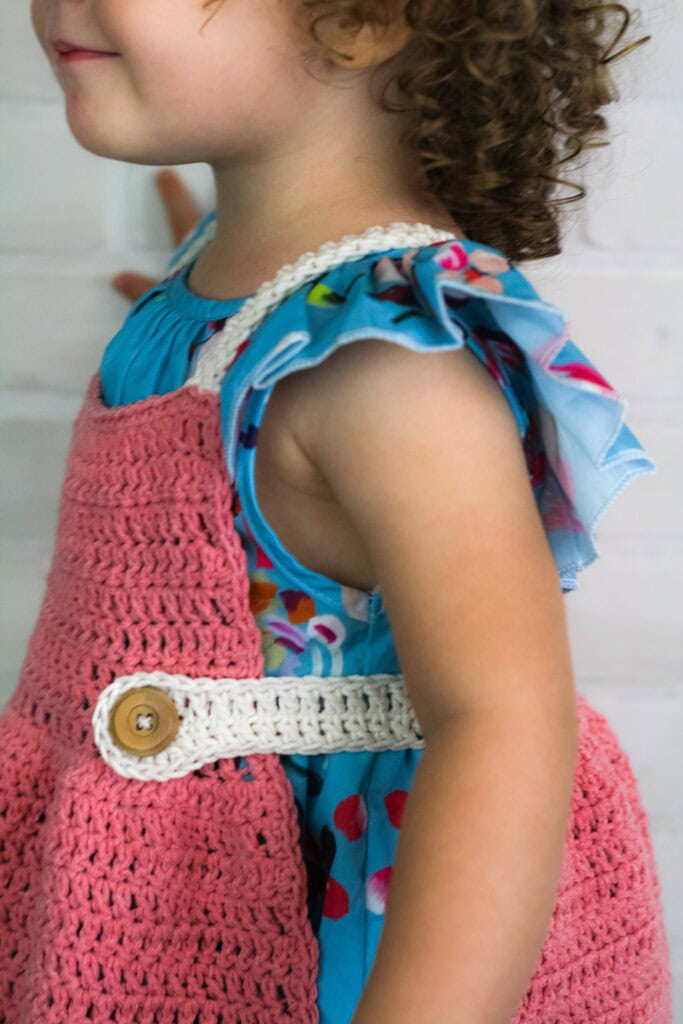 This beginner-friendly crochet apron is great for the kitchen or in a dress-up chest. Free crochet pattern with a video tutorial.