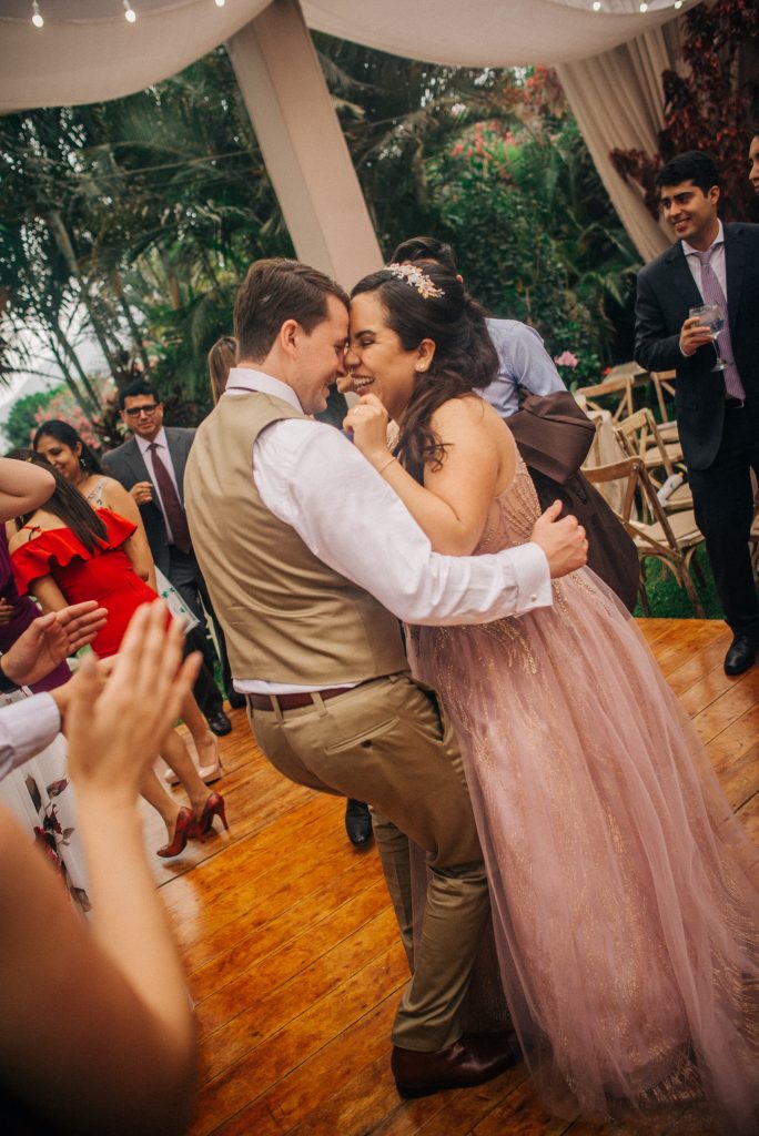 Los novios sonríen y bailan juntos, tranquilos y relajados con la presencia de sus invitados - El blog de Su - Susana Morales Wedding & Event Planner