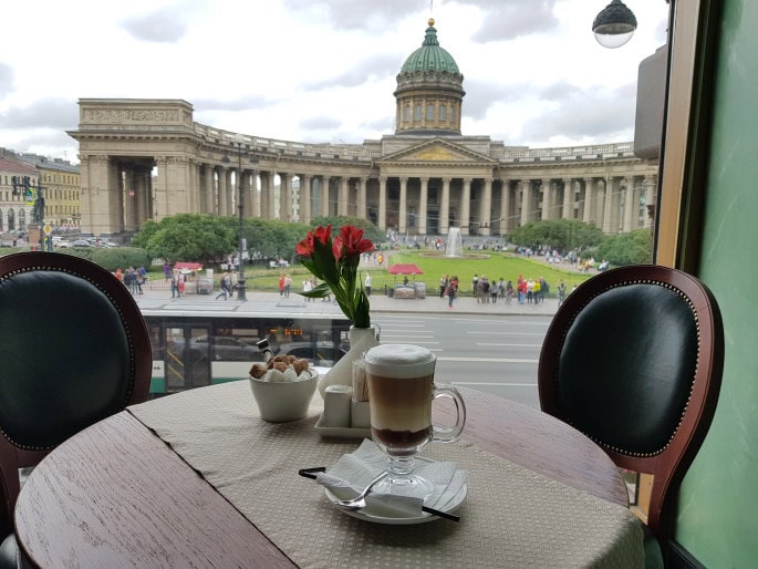 café singer en face Notre-Dame-de-Kazan