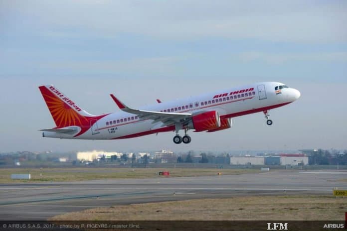 Air India Air India Chairman und Managing Director Mr. Ashwani Lohani sowie Mr. Srinivasan Dwarakanath, President-Commercial Aircraft, Airbus India in Delhi bei der Ankunft der ersten A320neo.