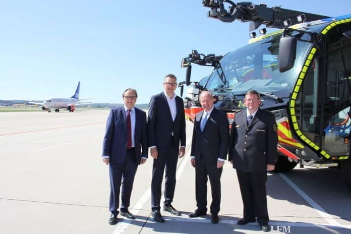 Flughafen Stuttgart: MdL besucht Flughafenfeuerwehr (v.l.n.r.): Walter Schoefer, Sprecher der Geschäftsführung der Flughafen Stuttgart GmbH; Andreas Schwarz MdL, Fraktionsvorsitzender der Grünen im Landtag; Wilfried Klenk MdL (CDU), politischer Staatssekretär im Ministerium für Inneres, Digitalisierung und Migration Baden-Württemberg; Andreas Rudlof, Leiter der Abteilung Brandschutz und Gefahrenabwehr am Flughafen Stuttgart.