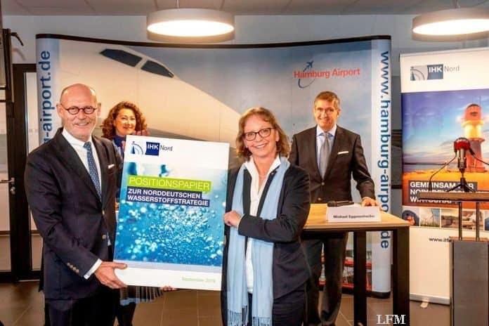 Friederike C. Kühn, Vorsitzende der IHK Nord, bei der Übergabe des Positionspapier zur norddeutschen Wasserstoffstrategie mit deutlichen Forderungen an Hamburgs Wirtschaftssenator Michael Westhagemann am Hamburg Airport Friederike C. Kühn, Vorsitzende der IHK Nord, bei der Übergabe des Positionspapier zur norddeutschen Wasserstoffstrategie mit deutlichen Forderungen an Hamburgs Wirtschaftssenator Michael Westhagemann am Hamburg Airport
