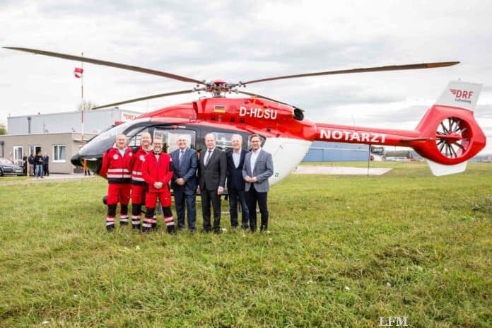 (v.l.n.r.): Thomas Roth, Stationsleiter Stuttgart, Dr. Gregor Lichy, Ltd. Hubschraubernotarzt Stuttgart, Jürgen Henker, Ltd. Notfallsanitäter (HEMS-TC) Stuttgart, Dr. Peter Huber, Vorstand DRF Stiftung Luftrettung gemeinnützige AG, Staatssekretär Wilfried Klenk MdL aus dem Ministerium für Inneres, Digitalisierung und Migration Baden-Württemberg, Dr. Martin Schairer, Bürgermeister für Sicherheit, Ordnung und Sport der Landeshauptstadt Stuttgart und Fabian Gramling MdL. (v.l.n.r.): Thomas Roth, Stationsleiter Stuttgart, Dr. Gregor Lichy, Ltd. Hubschraubernotarzt Stuttgart, Jürgen Henker, Ltd. Notfallsanitäter (HEMS-TC) Stuttgart, Dr. Peter Huber, Vorstand DRF Stiftung Luftrettung gemeinnützige AG, Staatssekretär Wilfried Klenk MdL aus dem Ministerium für Inneres, Digitalisierung und Migration Baden-Württemberg, Dr. Martin Schairer, Bürgermeister für Sicherheit, Ordnung und Sport der Landeshauptstadt Stuttgart und Fabian Gramling MdL.