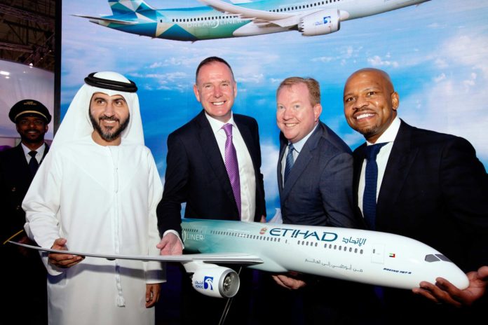 Ein extra gekennzeichneter Dreamliner soll als fliegendes Labor dienen und ab nächstem Jahr in regulären Passagierflügen von Etihad Airways eingesetzt werden. Ein extra gekennzeichneter Dreamliner soll als fliegendes Labor dienen und ab nächstem Jahr in regulären Passagierflügen von Etihad Airways eingesetzt werden.