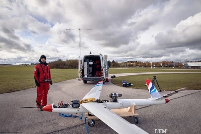 Vom Demonstrator zum Passagierflugzeug Vom Demonstrator zum Passagierflugzeug: Die Flügel sollen aber nicht nur am Flugdemonstrator abheben. In einem weiteren Schritt sollen die Ergebnisse des Projekts auf die Konfiguration von Transport- und Passagierflugzeuge übertragen werden.