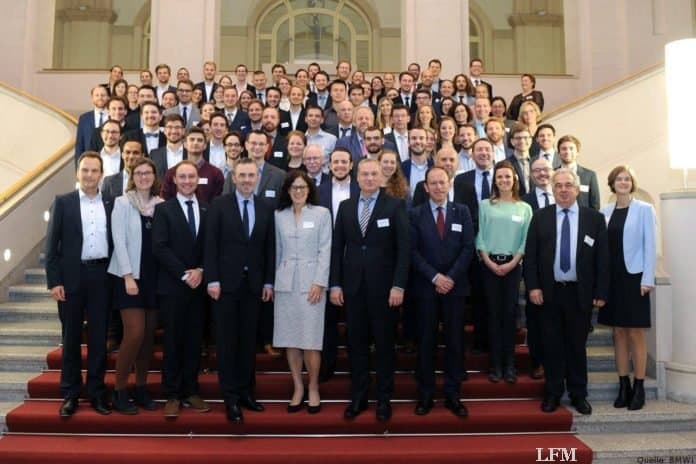 An der Veranstaltung teil nahmen auch Thomas Jarzombek, Koordinator der Bundesregierung für die Deutsche Luft- und Raumfahrt (1. Reihe auf dem Bild, 4.v.l.) , Dr. Walther Pelzer, DLR-Vorstand für das Raumfahrtmanagement (1. Reihe, 6.v.l.), Dr. Olivia Drescher-Schwenzfeier, DLR-Koordinatorin des Programms (1. Reihe, 5.v.l.) und Fernando Maura, ESA- Koordinator für das Programm (1. Reihe, 7.v.l.). An der Veranstaltung teil nahmen auch Thomas Jarzombek, Koordinator der Bundesregierung für die Deutsche Luft- und Raumfahrt (1. Reihe auf dem Bild, 4.v.l.) , Dr. Walther Pelzer, DLR-Vorstand für das Raumfahrtmanagement (1. Reihe, 6.v.l.), Dr. Olivia Drescher-Schwenzfeier, DLR-Koordinatorin des Programms (1. Reihe, 5.v.l.) und Fernando Maura, ESA- Koordinator für das Programm (1. Reihe, 7.v.l.).
