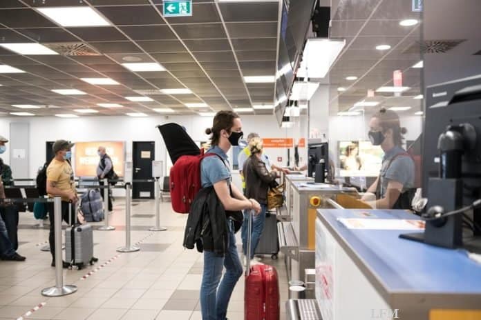 Plexiglas-Trennscheiben an den Check-in- und Boarding-Schaltern schützen Reisende und Mitarbeiterinnen und Mitarbeiter. Plexiglas-Trennscheiben an den Check-in- und Boarding-Schaltern schützen Reisende und Mitarbeiterinnen und Mitarbeiter.