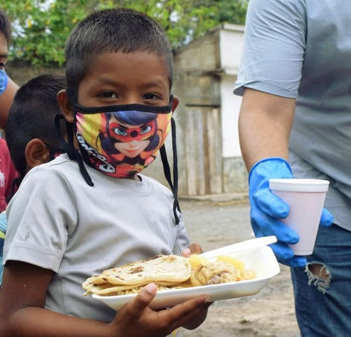 Niña recibe alimentos en Quebrada Seca (San Agustín Acasaguastlán)