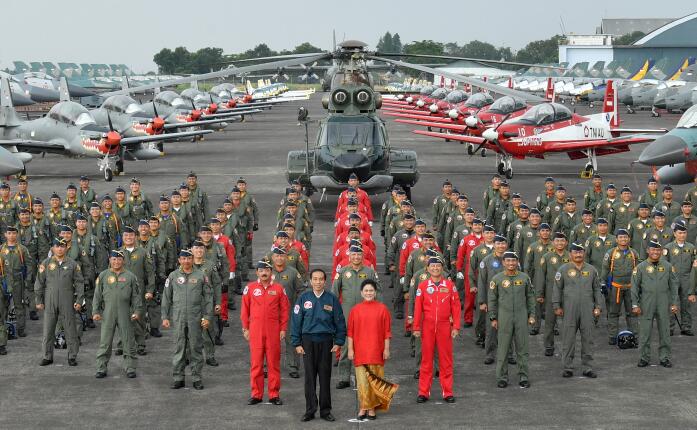 President Jokowi, accompanied by First Lady Ibu Iriana, takes picture with the pilots at the commemoration of the 71st Anniversary of TNI AU at Halim Perdanakusuma Airport, Jakarta, Sunday (9/4) (Photo: BPMI)