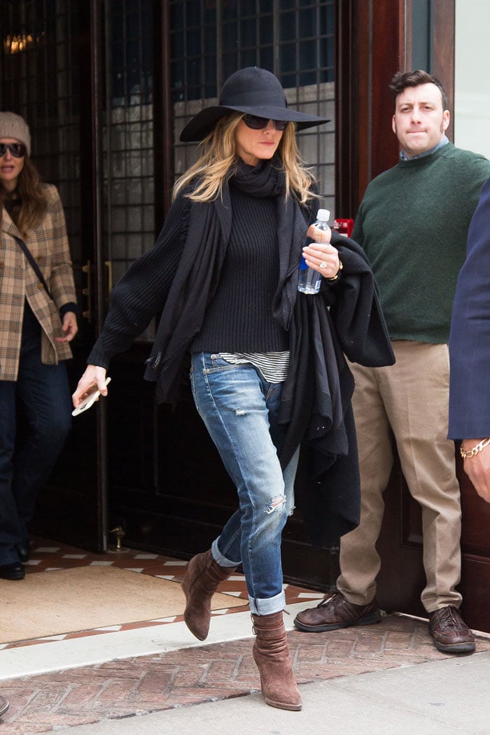 Jennifer Aniston Style Secrets How To Dress Like Jennifer Aniston On top of her acting prowess and charming personality, jen's glowing skin, healthy locks, and beaming smile.