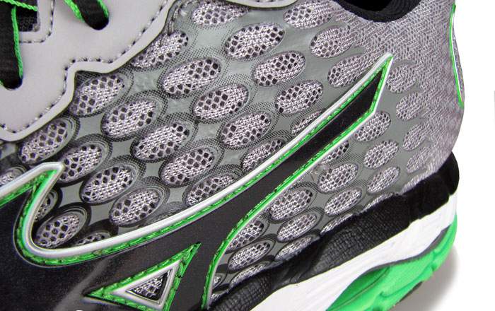 Инженеры Mizuno называют этот слой "динамическим". Слой из перфорированных термоналожений.