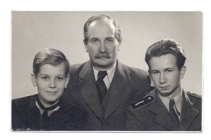 Dr. Egán Imre, a nyugat-magyarországi felkelés hőse a fiaival, balról jobbra: Ede, az Édesapa, és Iván (1941. december)