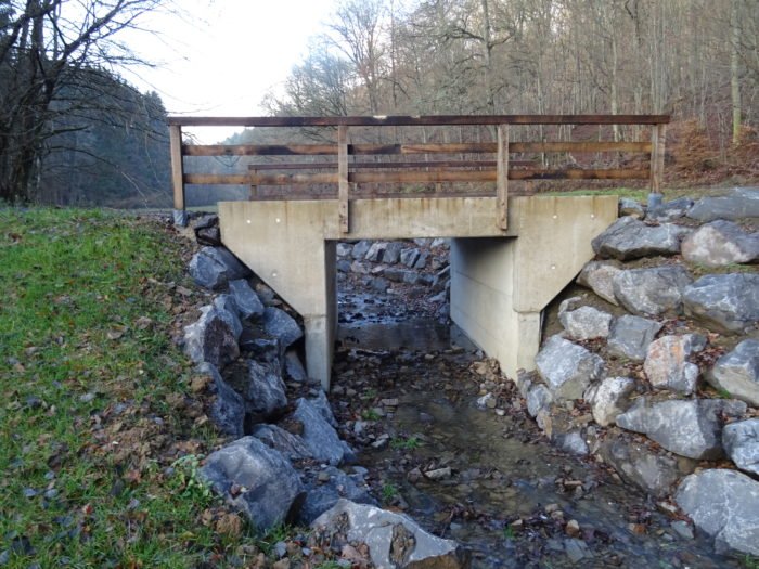 Brückenbauwerk ersetzt ehemalige Bachverrohrung und ermöglicht Bachlebewesen barrierefreies Wandern