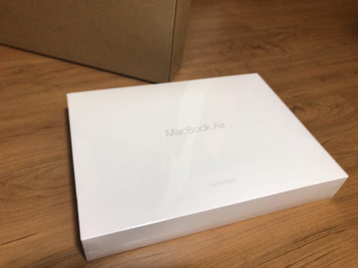 macbookair-open180902_011.jpg 白いパッケージのMacBook Airの画像