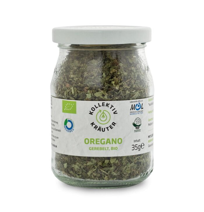 Bio Gewürz Oregano, CO2 neutral produziert, freigestellt auf weißem Hintergrund im Mehrwegglas.