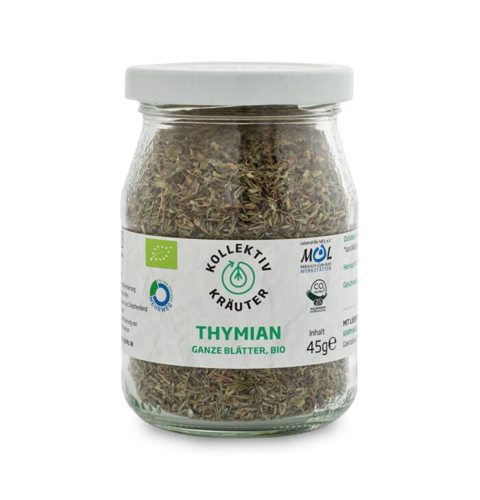Bio Gewürz Thymian, CO2 neutral produziert, freigestellt auf weißem Hintergrund im Mehrwegglas.