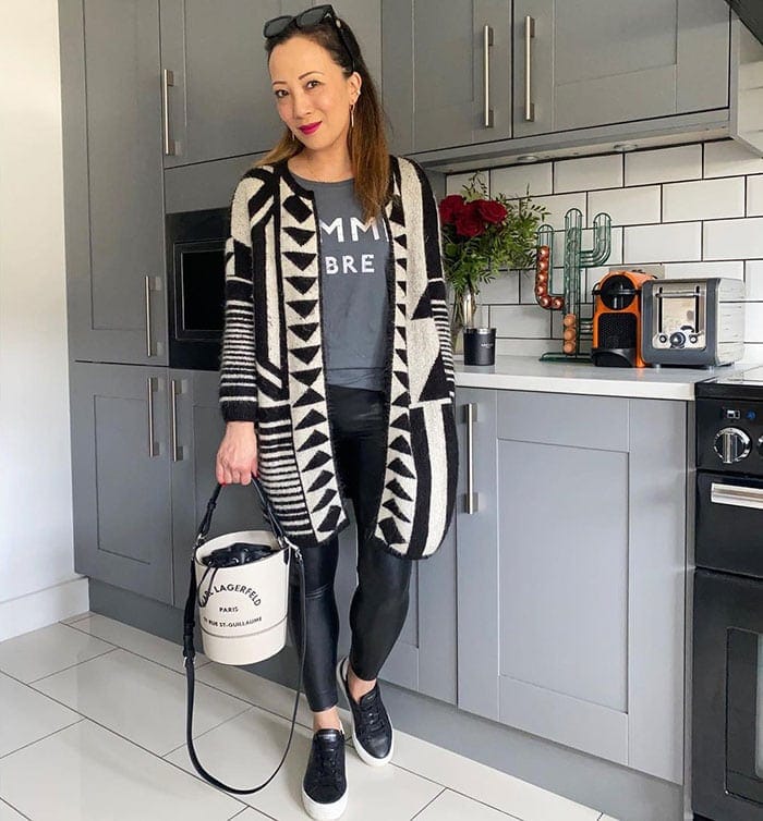 Abi accessorizes her outfit with a bucket bag | 40plusstyle.com