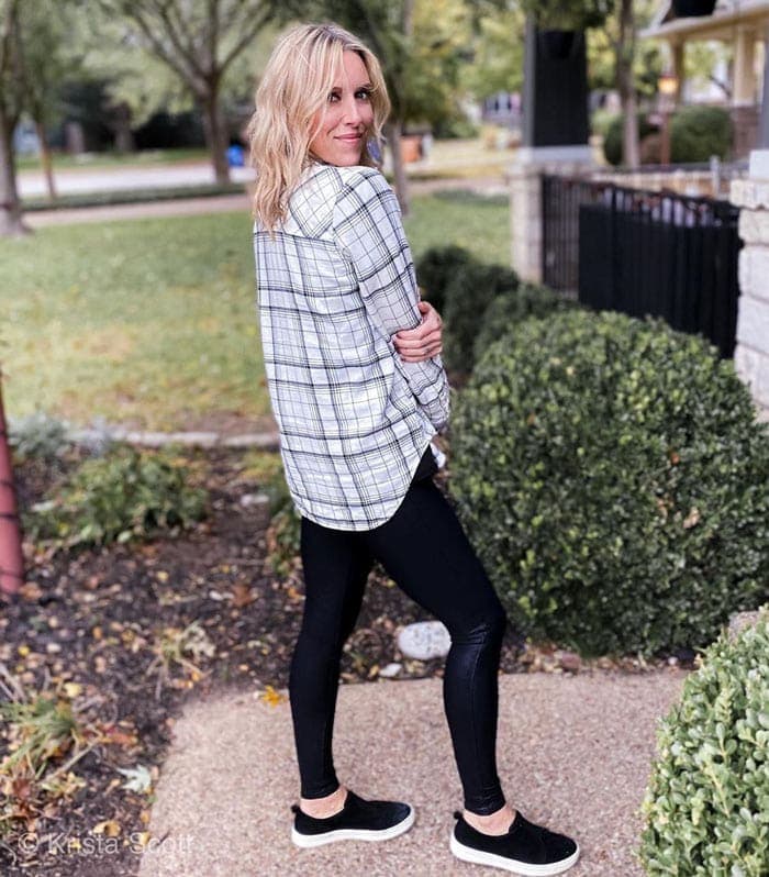 how to wear sneakers with leggings | 40plusstyle.com
