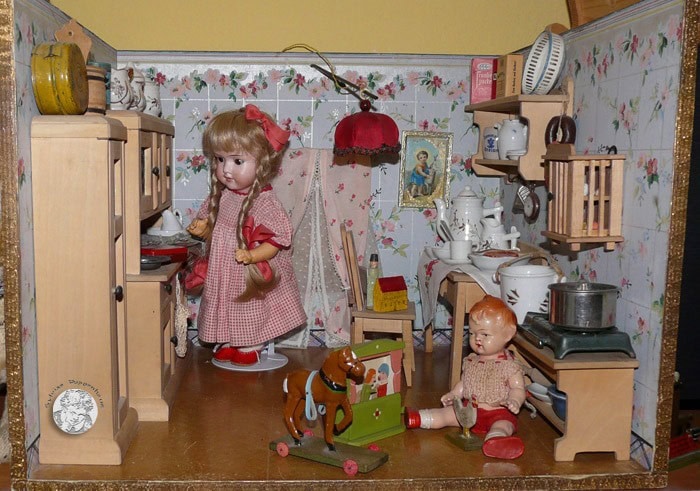 Auch diese antike Puppenküche von vor 1910 stellt Lotte den großen und kleinen Lesern vor.