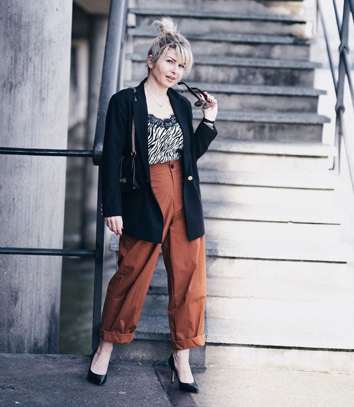 Martina combines glamorous and trendy styles | 40plusstyle.com