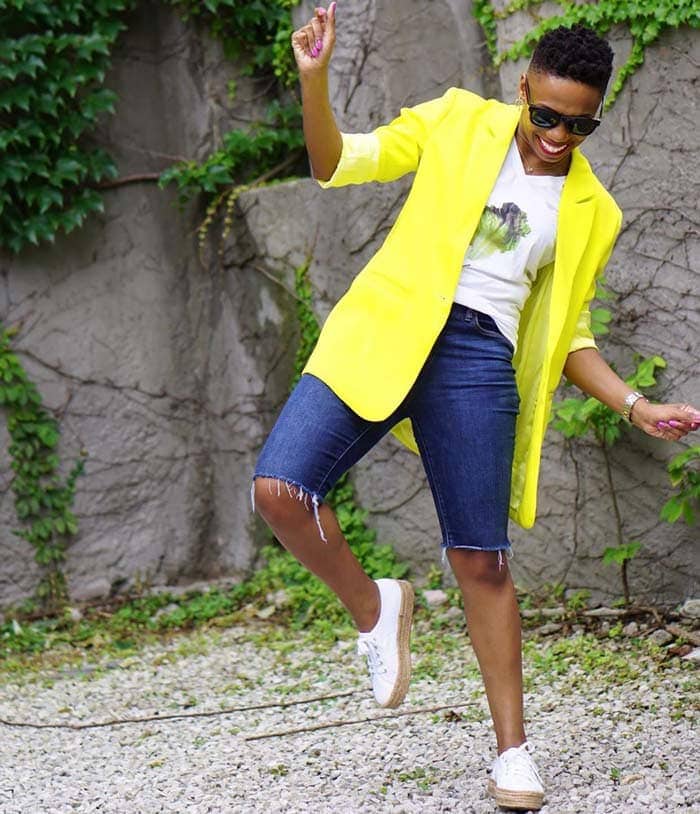 Pyshce wearing a tee, blazer, bermuda shorts and sneakers | 40plusstyle.com