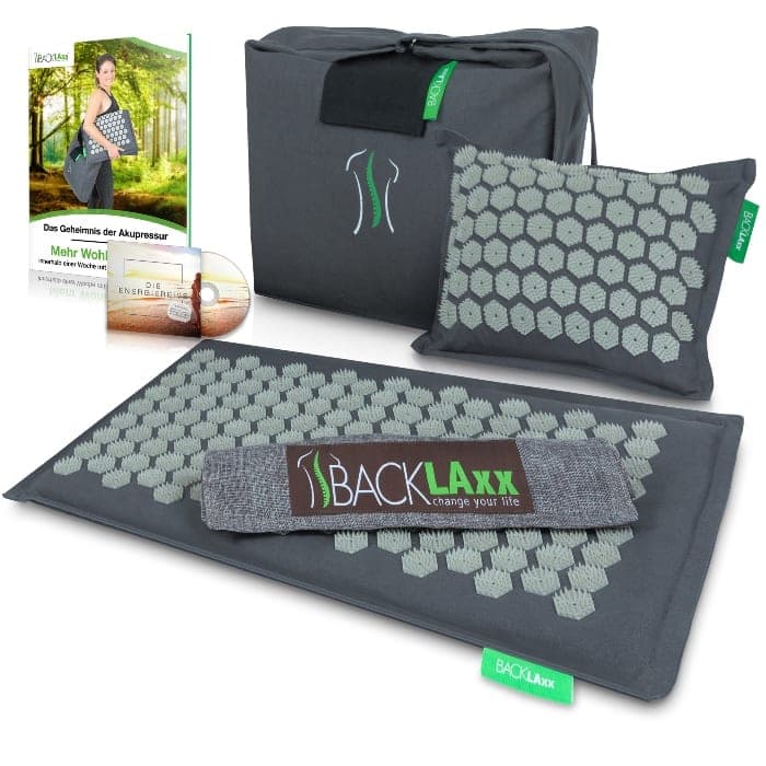 backlaxx-matte-grau Mit dem Set von BACKLAxx erhältst Du neben der Akupressurmatte, ein Kissen, eine Tasche, ein Tuch, ein E-Book und ein Hörbuch.