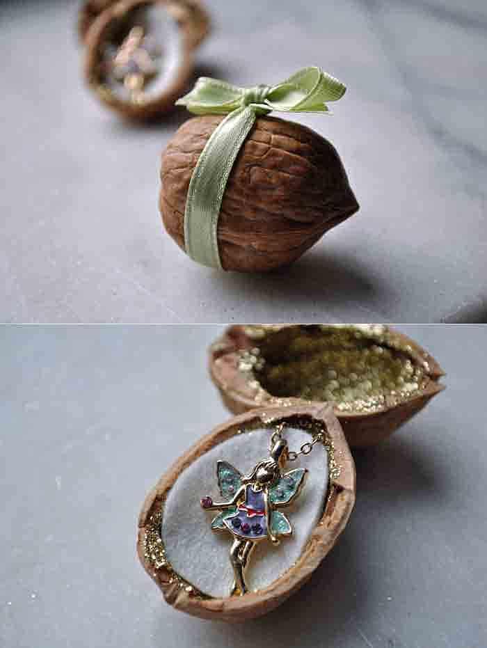 Walnüsse als Verpackung für Schmuck