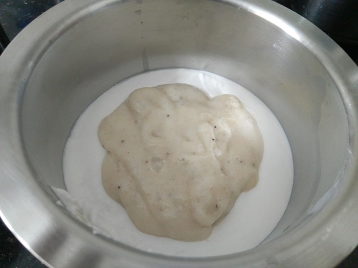 Mixing the rice flour and ground bananas