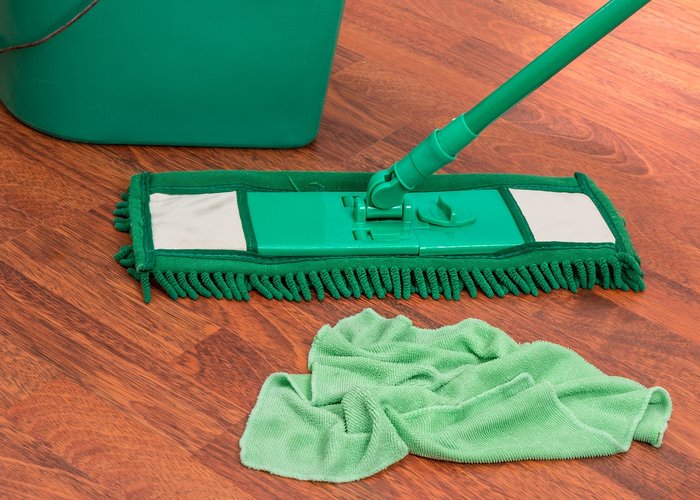 mop with cloth to clean laminate flooring