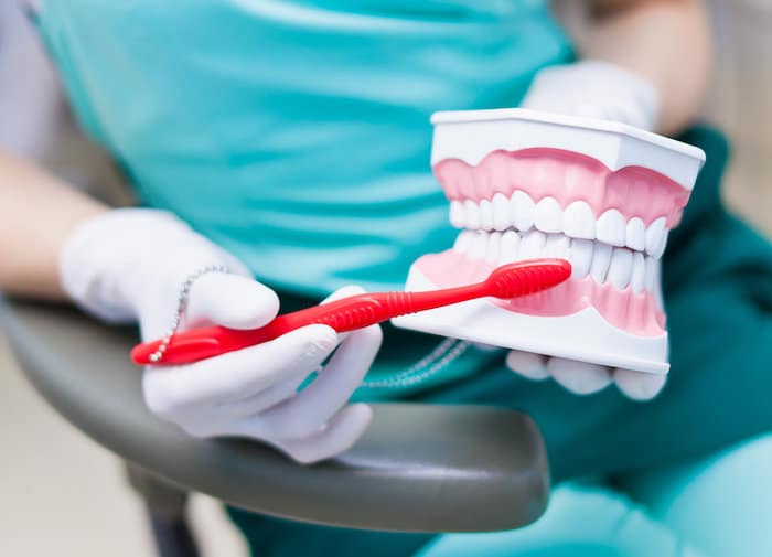 Remplacement permanent des dents sans implant: couronnes et bridges dentaires
