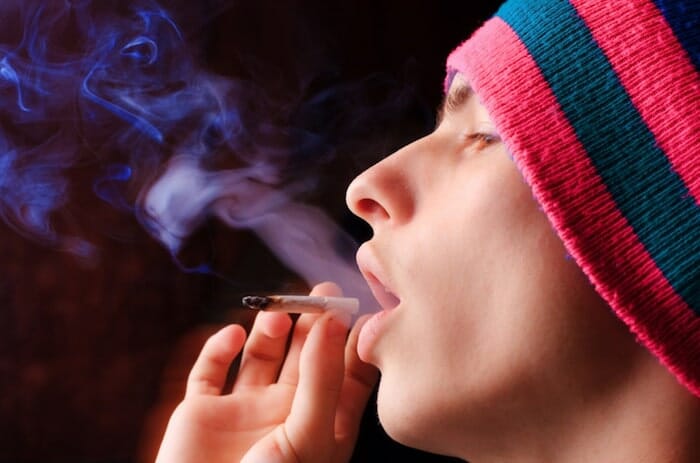 Crises de panique et paranoïa après avoir consommé de la marijuana