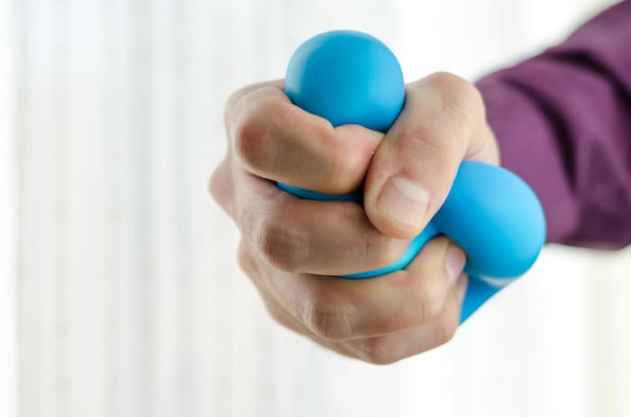 Apretar una bola de estrés puede ayudar a tratar los síntomas de la AR