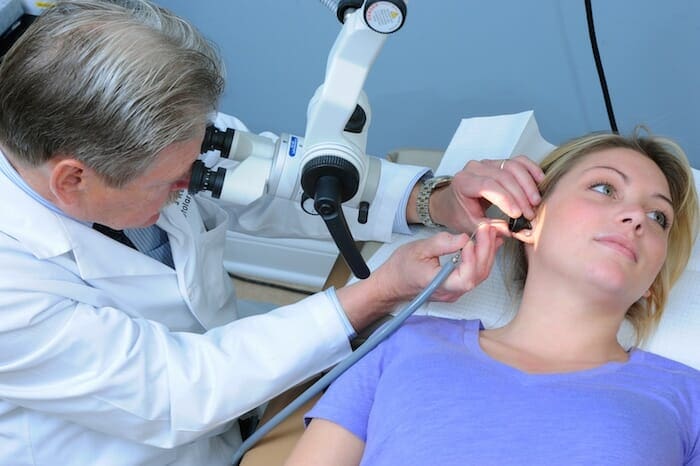 Un médico puede diagnosticar infecciones de oído y eliminar bloqueos de cerumen