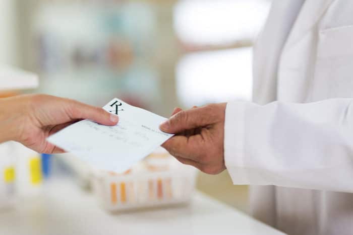 Un médico puede recetar medicamentos para ayudar a tratar los síntomas del molusco contagioso