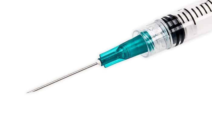 Una inyección intramuscular no debe hacer que la sangre aparezca en la jeringa.