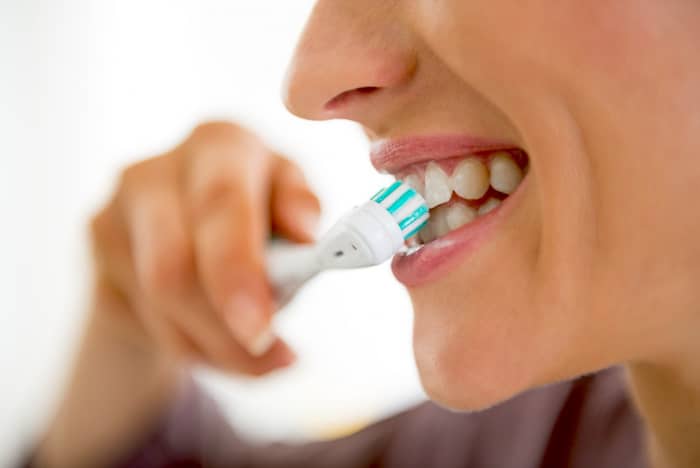 Uma escova de dentes elétrica é melhor para pessoas com peridontite e, em caso afirmativo, que tipo de escova?