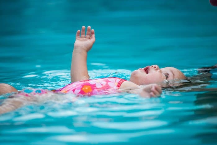El ahogamiento en seco puede ocurrir muchas horas después de que una persona inhala agua de una piscina u otro cuerpo de agua