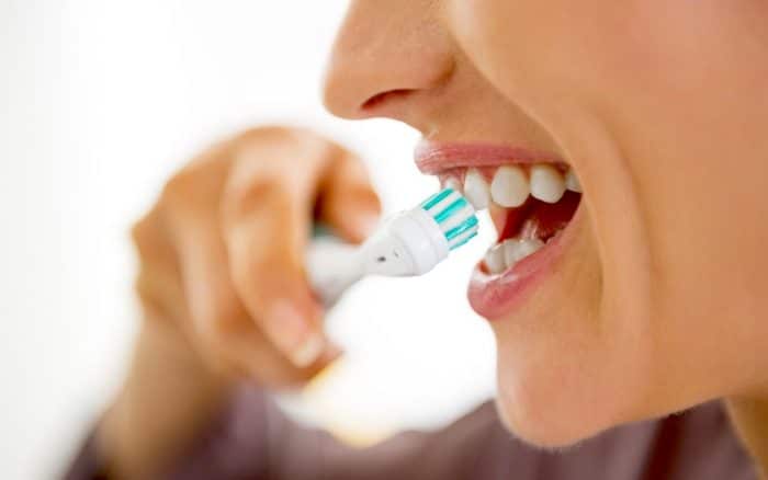 Escovar os dentes duas vezes ao dia com creme dental com flúor pode ajudar a manter as gengivas saudáveis
