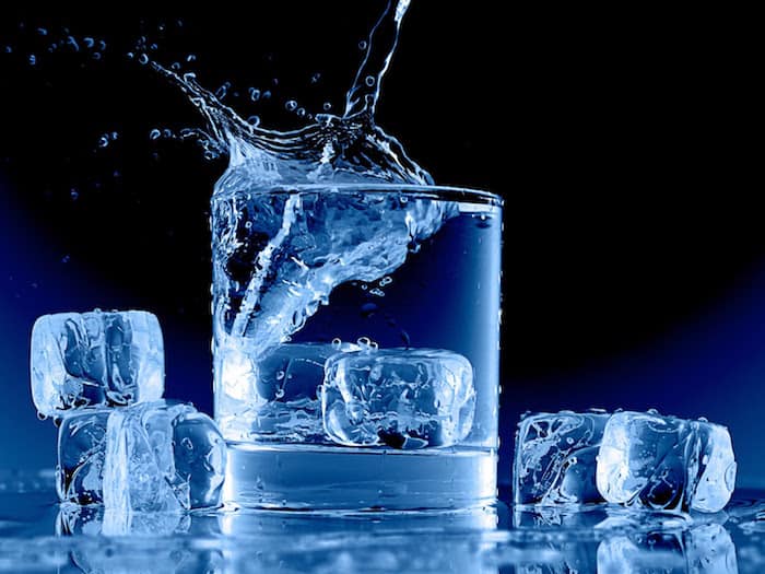 ¿Es malo beber agua fría para una persona?