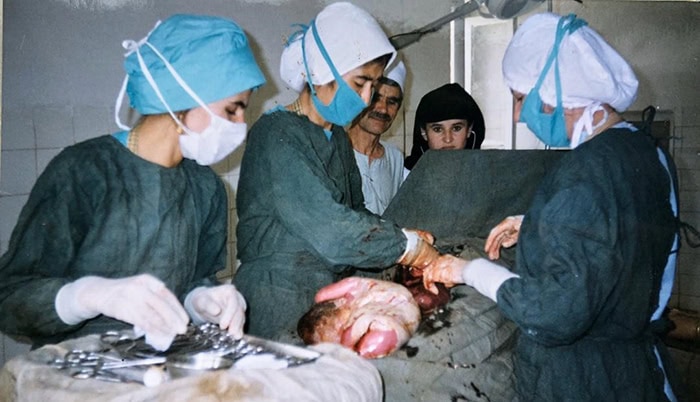 داکتر وکیله کریم زمان زیادی را بدون معاش کار کرده و شب و روز در دسترس مریضان بوده است. اتاق عملیات شفاخانه فیضآباد سال 1385 / عکس ارسالی به اطلاعات روز