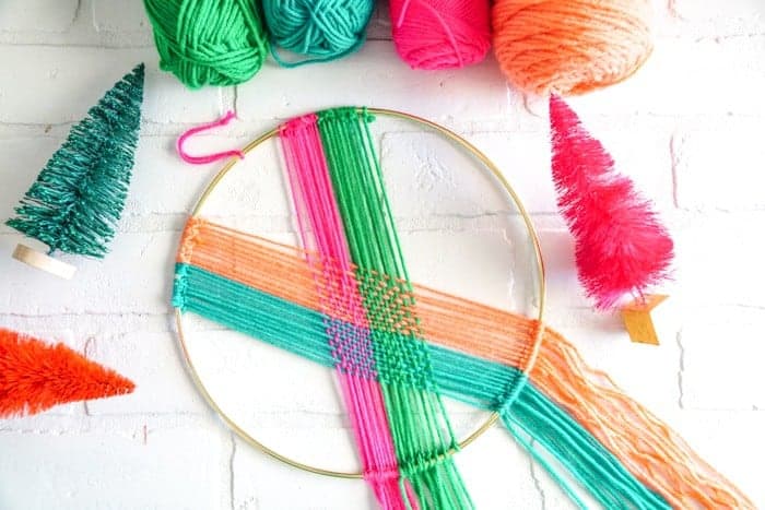 DIY Christmas Decor. Modern Christmas Wreath. Colorful Wall Hang. Simple modern Christmas decor. DIY Wall Hang Ideas. Modern Wall Hangs with a lot of color. Colorful Wall Hangs. Christmas wreaths made out of yarn.