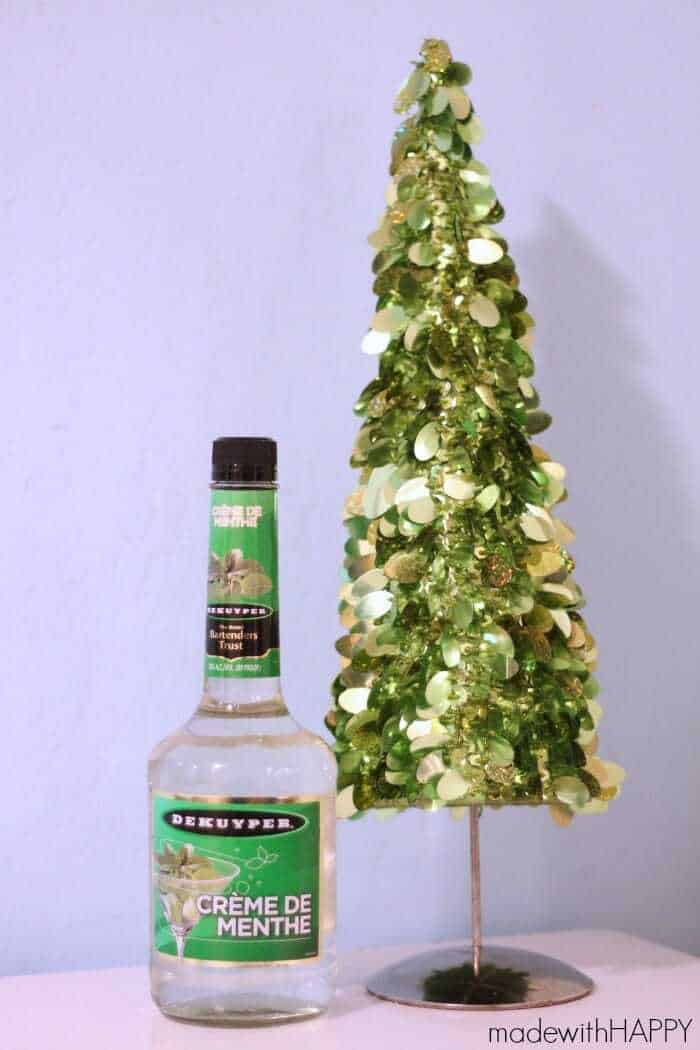 Spiked Hot Chocolate. Mint Hot Chocolate Ideas. Christmas Cocktails. Holiday Drink Ideas. Adult Hot Chocolate. Spiked Mint Hot Chocolate.