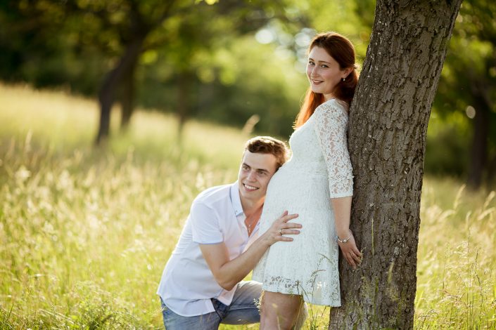 Babybauchshooting Babybauchshooting im warmen Licht der Abendsonne