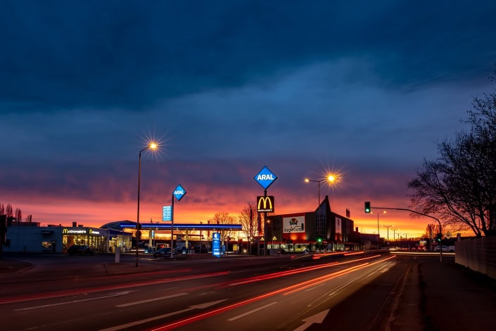 sehr farbenfroher Sonnenaufgang an der Aral Tankstelle in Erfurt sehr farbenfroher Sonnenaufgang an der Aral Tankstelle in der Hugo John Strasse in Erfurt, der Landeshauptstadt von Thüringen